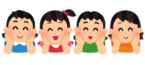 立て肘をついて横に寝そべりながら笑顔の子どもたち