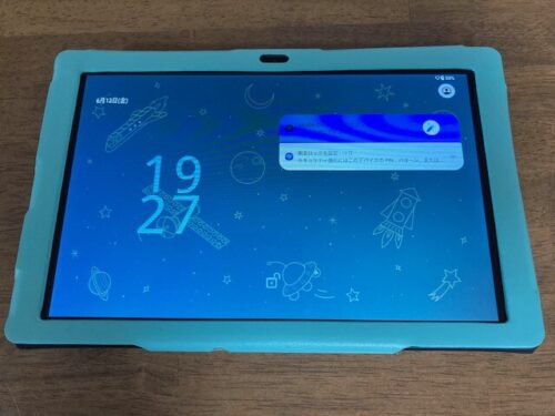 電源が付いた状態のタブレット