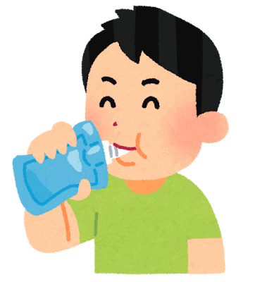 ゼリー飲料で水分補給をしている様子。夏の水分不足対策の一例。