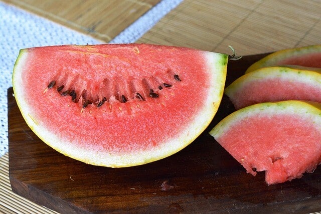 夏の定番・スイカ。高齢者にはむせやすさに注意が必要な果物