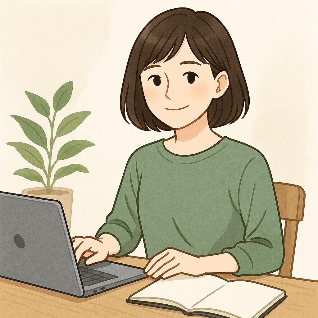 ボブカットの女性がノートパソコンの前で微笑みながら作業している。ナチュラルで清潔感のある雰囲気の、ブログ運営者プロフィール用イラスト。