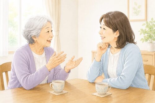 親の話を笑顔で聞く娘と会話を楽しむ高齢女性