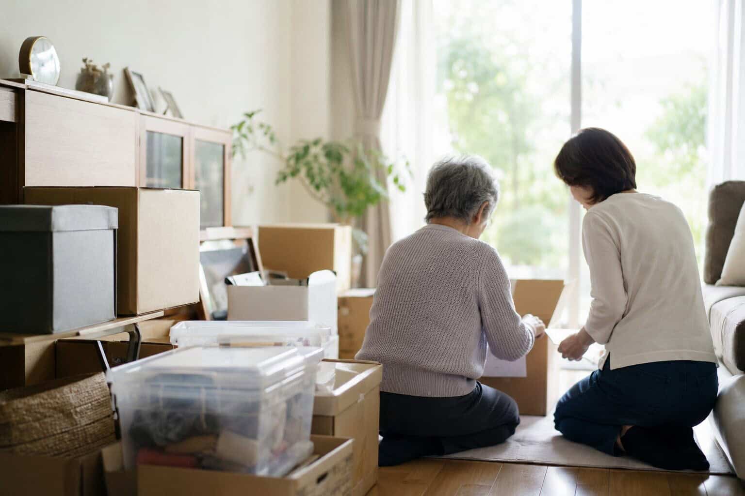 親子で実家の片付けを進める様子